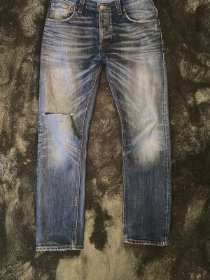 Nudie jeans Hank Rey  - Sjukt snygga jeans med rak passform med snygg tvätt och snygga slitingar. 33/32