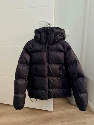 Pufferjacket - Säljer min pufferjacket från Arket som inte kommer till användning längre då den är för stor mig. Köptes för 2790kr, 9/10 skick | oversized i storlek. Hör av dig om du har några funderingar!