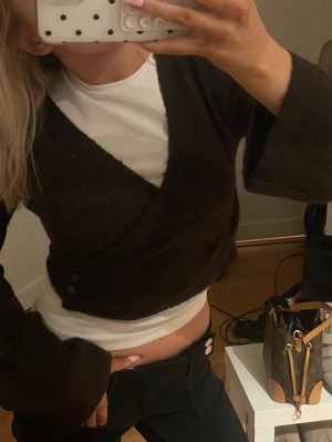 Stickad brun tröja - Super fin stickad tröja/kofta från Ginatricot, passar mig som brukar xs/s!🤎 packeterad och kan skickas omgående