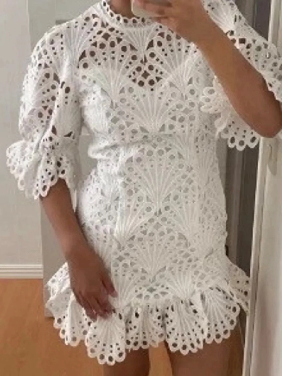 Vit spetsklänning med volang