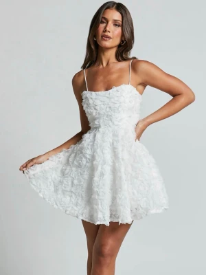 Alvia mini dress - Showpo - Säljer min studentklänning,  showpo Alvia. Passar perfekt till studenten/midsommar🩷pris kan diskuteras.