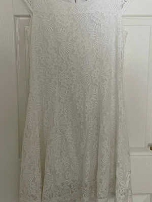 Vit spetsklänning  - Vit klänning i spets studentklänning/spetsklänning 
