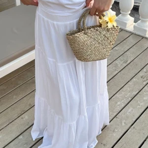 lång kjol - vit långkjol från stradivarius, inga skador eller noppor då jag knappt har använt den💕💕🩷