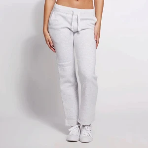 Ljusgråa russemerch byxor - Säljer mina ljusgrå russemerch byxor då de inte kommer till användning🥰