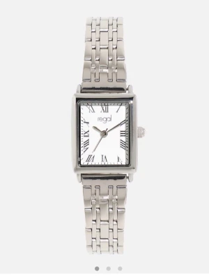 Regal silverklocka - Säljer min fina klocka i silver då jag bara använder guld smycken! Den helt ny och oanvänd💕