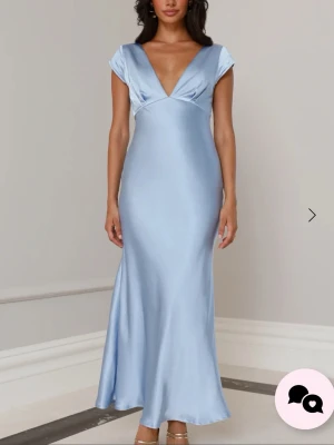 Balklänning  - Superfin ljusblå satin balklänning från hello molly!!! I strl XS. Aldrig använd, lapparna kvar. (Köpt för 1400kr) 