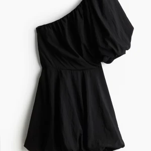 SÖKER Svart oneshoulder klänning - JAG SÖKER DENNA KLÄNNINGEN FRÅN HM I STORLEK 32, 34 och 36 om du har någon av storlekarna kontakta gärna mig❤️