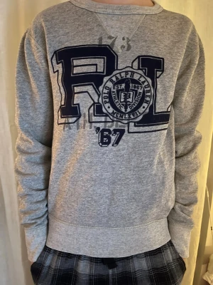 Grå sweatshirt från Polo Ralph Lauren - Storlek S/170. 