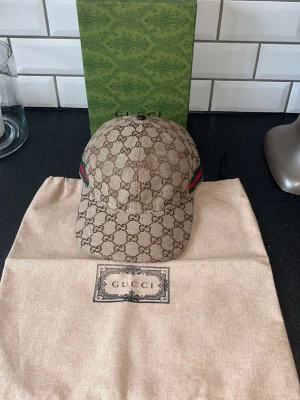Gucci GG Supreme keps beige - Gucci keps helt oanvänd om du vill ha box blir det lite extra dustbag medföljs om du är intresserad eller har frågor bara hör av dig!!