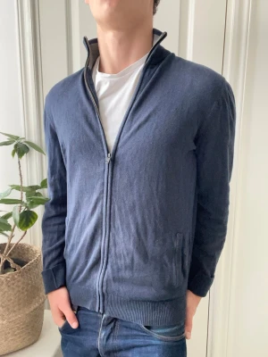 Pier one ziptröja med ståkrage - Pier one ziptröja med ståkrage i storlek M, passar perfekt på modellen som är 180 cm 75 kg. Inga defekter förutom att den är ganska urtvättad därav priset. Kom med frågor! 