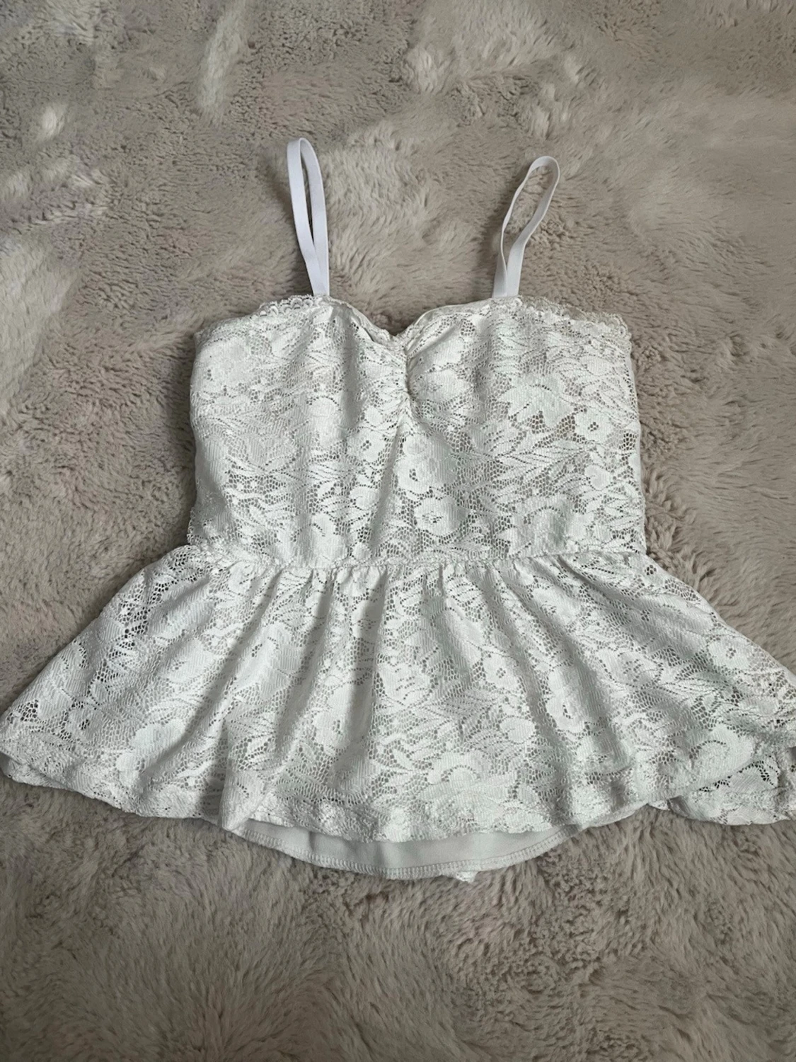 Vit spetspeplumtopp med smala band