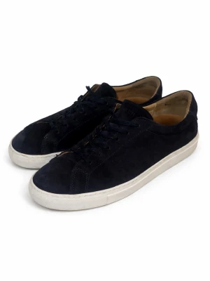 A Day’s March sneakers  - Hej! Säljer nu mina Day’s March skor då de inte kommer till någon större användning. I skornas helhet skulle jag säga att de är väldigt fina i sitt skick och har inga större tecken på användning. I skorna står det storlek 43 men jag själv skulle säga att de är storlek 44. Skriv gärna vid intresse! 🤩