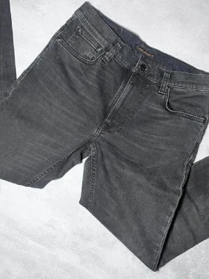 Svarta jeans från Nudie Jeans - Säljer nu dessa svarta enormt feta nudie jeans i storlek W31 L30, skicket är som nya då de är använda fåtal gånger. Hör av dig vid minsta fundering, pris ej hugget i sten vid en snabb affär