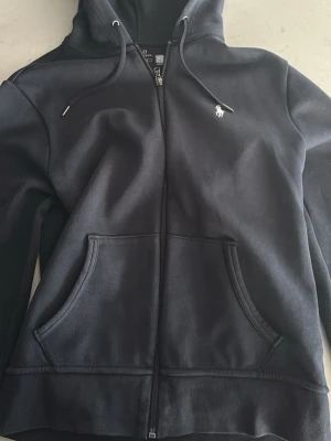Polo ralph lauren zip - Säljer en fet zip från ralph lauren, väldigt bra skick syns inte att den är använd då den är i princip helt ny, köpt i usa därav är zippern på ”fel” håll.