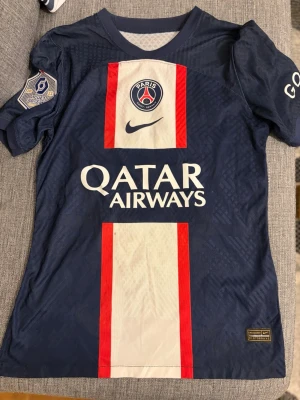 PSG matchtröja Nike blå/röd - PSG hemma tröja skriv i chatten för mer info.
