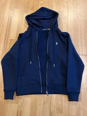 Mörkblå hoodie från Polo Ralph Lauren - Snygg mörkblå hoodie från Polo Ralph Lauren. Helt ny