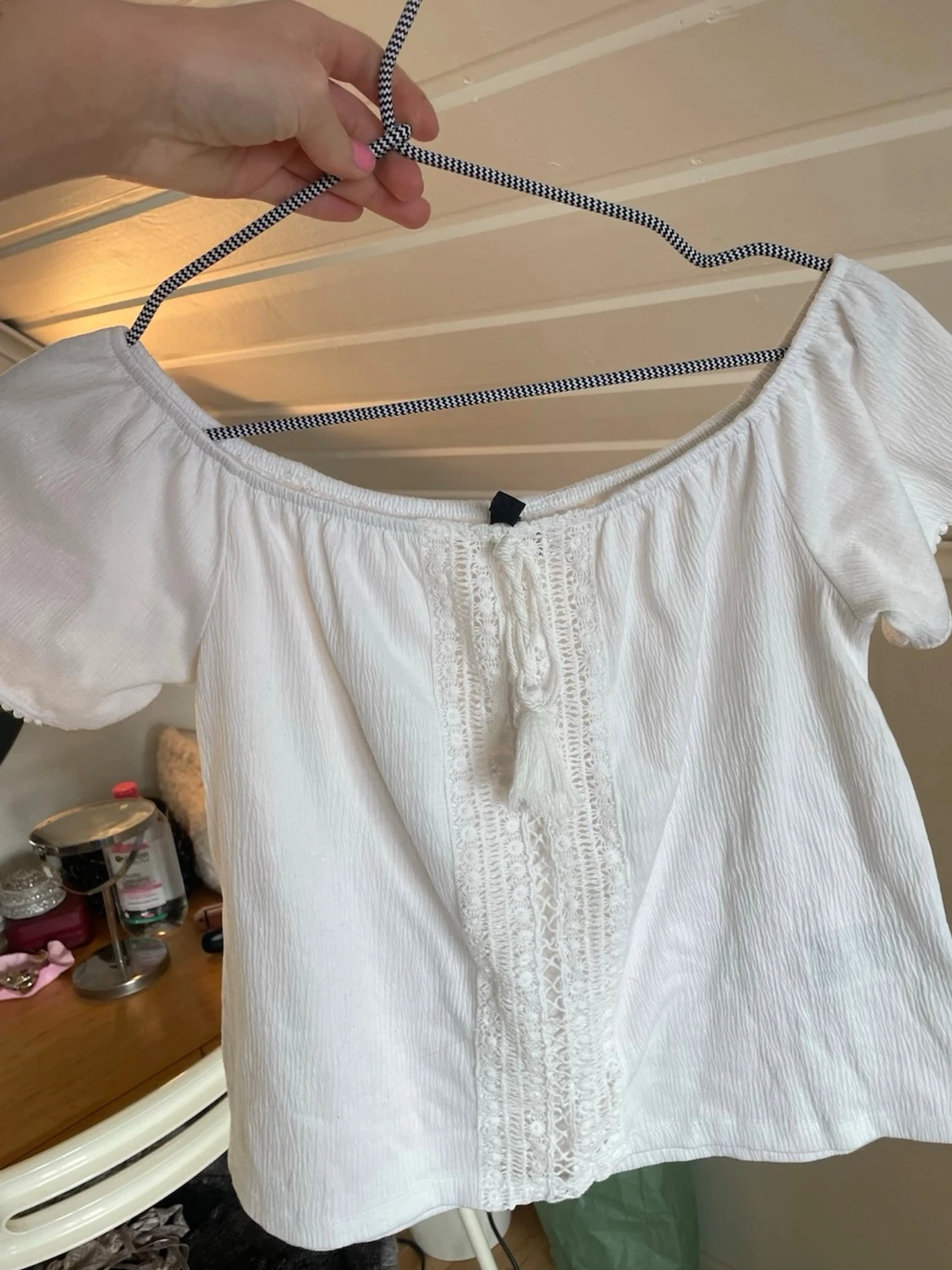 Vit offshoulder blus med spetsdetaljer - 2