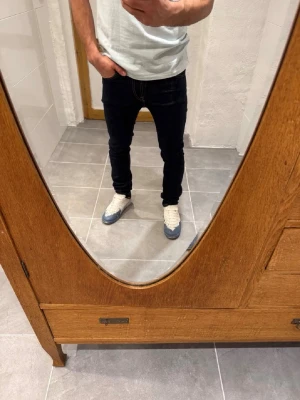 Nudie jeans  - Ett par snygga byxor från nudie i storlek W28 L32 i modellen hlgh kai