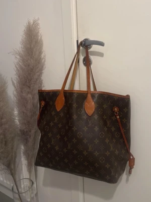 Louis Vuitton Neverfull GM - Louis Vuitton Neverfull GM 🤎Har tecken på användning i den inre sidan på handtagen, annars i superfint skick.