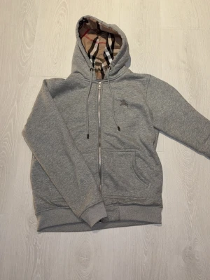 Burberry zip grå  - Skön Burberry zip, passar till alla till fällen. 10/10 skick. Bara att skriva för frågor. Priset är ej helt hugget i sten🤩