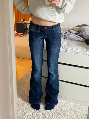 Cheap Monday Bootybei mörkblå - Säljer ett par mörkblå bootcut jeans med låg midja från Cheap Monday. Jeansen har snygga slitningar och är i modellen Bootybei. Dem är i storlek 26/32. Inga defekter. 
