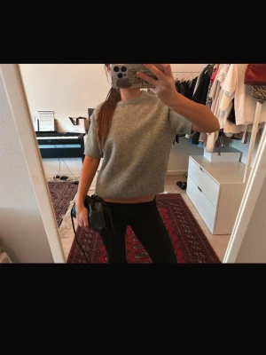 Grå stickad t-shirt,  Zara - Kortärmad stickad t-shirt som är super söt från Zara. Säljer då den inte kommer till användning längre ☺️