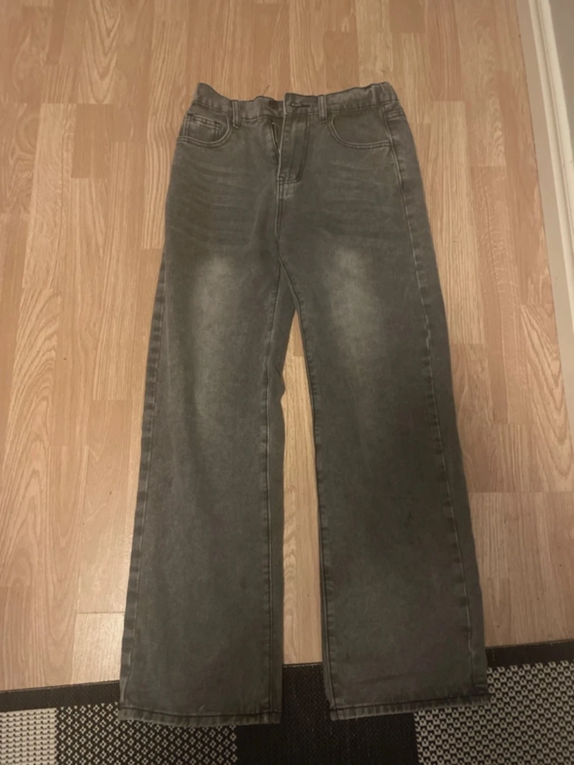 Grå raka jeans med vintagekänsla - 1