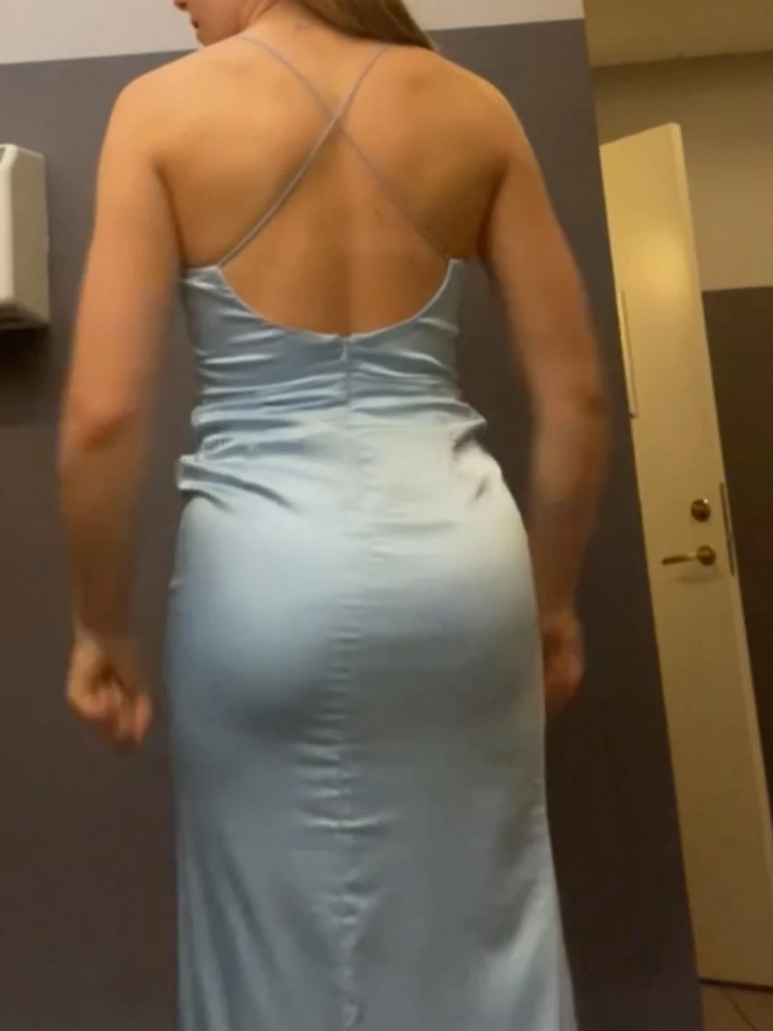 Ljusblå satin långklänning med slits - 1