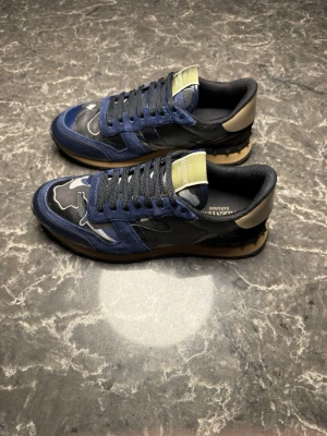 Valentino Rockrunner - Säljer ett par otroligt snygga skor från det exklusiva märket Valentino Garavanii! Skorna är i mycket bra skick, skulle säga ungefär 9,5/10. Nypris ligger på över 8000kronor men vi säljer våra för endast 2199 och kan gå ner i pris ännu mer vid snabb affär! Skorna är i storlek 42 och är true to size. Enligt mig är dessa dom snyggaste Rockrunners som jag sett. Skriv gärna ifall det är några funderingar, allt bästa SkoKapet