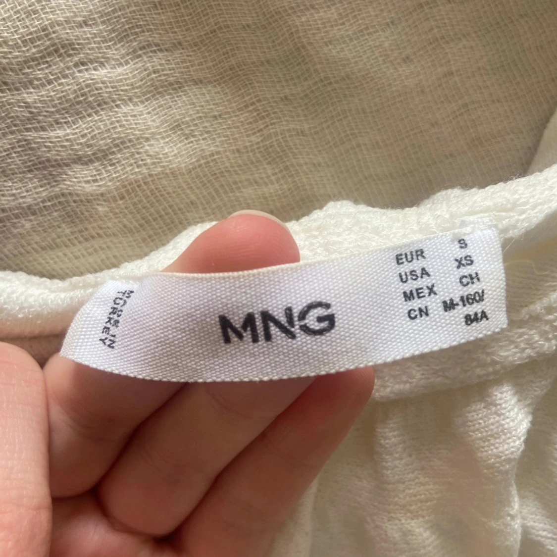 Vit oneshoulder topp med volang - 2