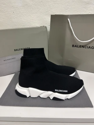 Balenciaga speed sneakers  - Helt nya aldrig använda. Storlek 44. Snabb frakt. Allt ingår