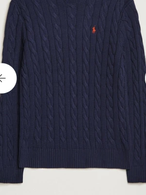 Mörkblå kabelstickad tröja Polo Ralph Lauren - Vanligt pris ligger runt ca 2500 så säljer den hyfsat billigt för att vara Ralph lauren Kabelstickad mörkblå tröja från Polo Ralph Lauren med klassisk röd logga broderad på bröstet. Tröjan har rund halsringning, långa ärmar och ribbade muddar. Perfekt till jeans eller kjol för en stilren look.