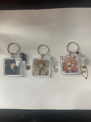 Chainsaw man nyckelringar - 100% handgjord av mig! Snälla kontakta innan du trycker på köp nu, ifall den redan har blivit såld på en annan app🫶🏼 PRIS FÖR EN #trinket #y2k #alt #emo #goth #anime #kpop #scene #whimsical #fairy #fairycore #fairygrunge #kawaii #coquette #sanrio #juminocore #shoujo #swag #mlp #mylittlepony #bluelock #saikik #demonslayer #naruto #jujutsukaisen #jjk #chainsawman #denji #aki #power #deathnote