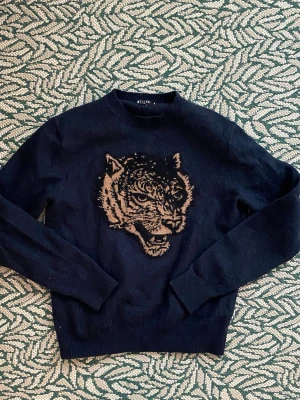 Tiger of Sweden Tröja Mörkblå - Tröja från Tiger of Sweden med motiv på framsidan. Skön tröja med lite tightare passform.