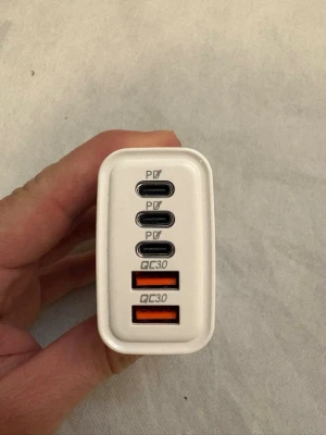  240W USB-laddare med flera portar - Kraftfull USB-laddare på 240W med tre USB-C PD-portar och två USB-A QC3.0-portar. Perfekt för att ladda flera enheter samtidigt, som laptop, mobil och surfplatta. Vit och svart design i kompakt format, tillverkad i plast.