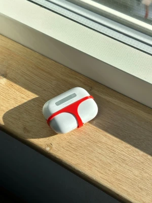 Röd "Sexy Thong" – Passar AirPods Pro 3 - Är dina AirPods klädda för konservativt? Det är dags för en "sexy thong"! Detta fodral är skräddarsytt för AirPods Pro 3 och ger en unik look som garanterat drar åt sig blickar. • Design: Bikini/Thong-shape. • Färg: Röd. • OBS: Letar du efter fodral till en annan modell? Se hela mitt utbud bland mina övriga annonser.