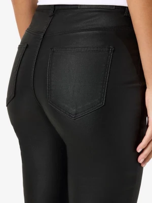 Svarta coated skinny jeans noisymay  - Snygga svarta skinny jeans med coated finish som ger en cool, lite glansig look. Klassisk femficksmodell med hög midja och smal passform. Perfekta för dig som vill ha en trendig och stilren vibe.
