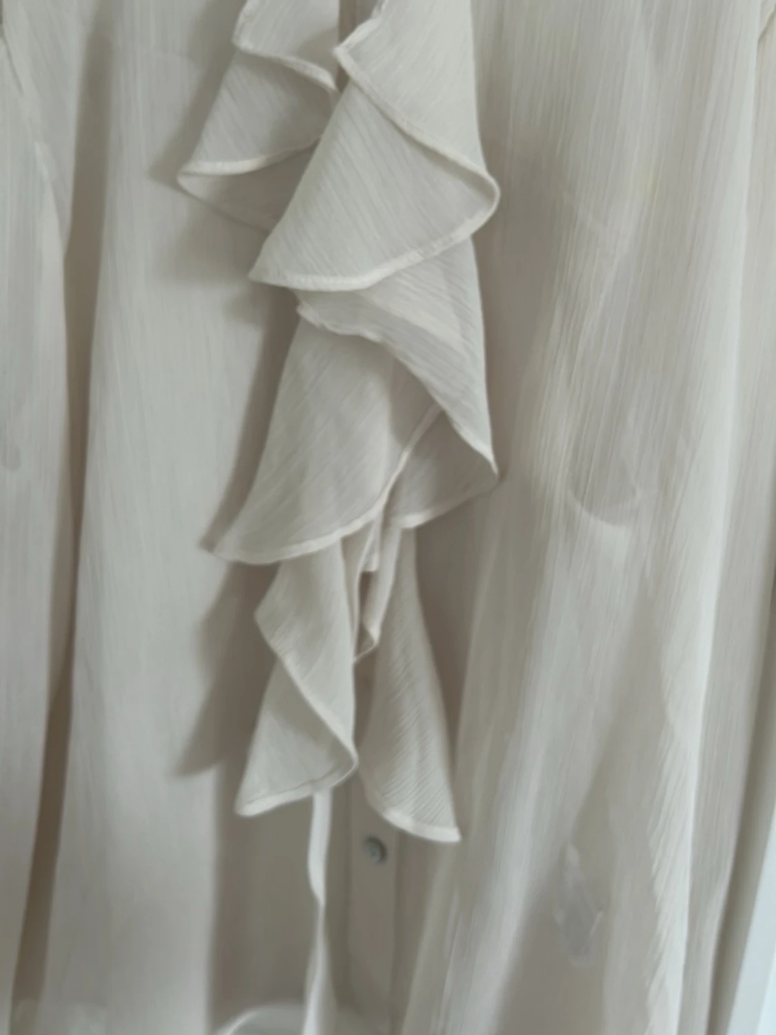 Vit blus med volang och knytband - 2