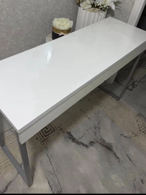 Vitt skrivbord med metallben - Modernt skrivbord med blank vit bordsskiva och stilrena metallben i grått. Bordet har en rektangulär form och passar perfekt som arbetsplats eller sminkbord. Enkel och minimalistisk design som smälter in i de flesta rum. Bredden 40cm och längden 120cm. Stol ingår också!