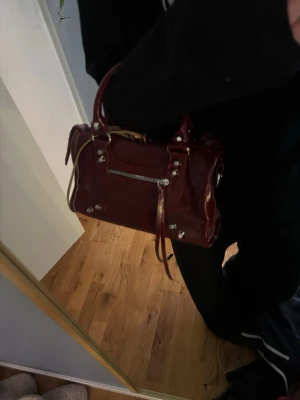 Begagnad röd väska! - Köpte den väska för några månader sen. Har nu köpt en ny och därav kommer denna inte längre till användning. Köpt från begagnad butik. Finns inga tecken på användning🫰