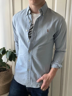 Ralph lauren skjorta  - Ralph lauren skjorta , Inga defekter förutom lite missfärgning vid kragen, syns inte när man har på sig den! Modellen i bilderna är 180 cm 75 kg och bär Storlek S  , Kom med frågor! 🌟 (Kan gå ned i pris vid köp av paket 😉) 