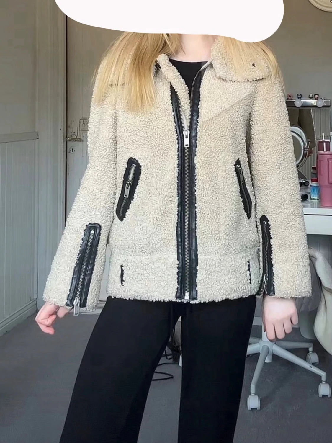 Beige teddyjacka med svarta detaljer