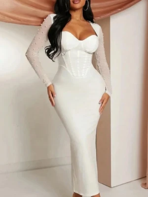 Vit klänning med pärlor  - Sjukt fin vit klänning med pärlor och slits i storlek S. Aldrig använd🩷