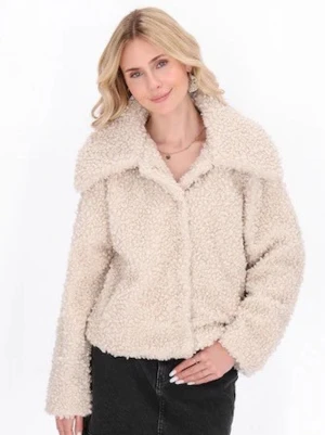 Beige teddyjacka från H&M Divided - Säljer en fluffig teddyjacka i beige från H&M Divided, storlek S. Jackan har bred krage, långärmade ärmar och är tillverkad i mjukt syntetmaterial med en mysig, krullig yta. Perfekt för dig som gillar oversized och chill vibe.