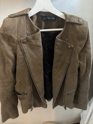 Brun vårjacka - Brun vårjacka ifrån Zara, Storlek L men passar mig som brukar ha XS/S, kan tänka mig att den bara skulle bli mer croppad på en person som har L. Fick den begagnad, jag har aldrig använt den men jag kan inte säga hur mycket den använts innan. Materialet känns som mockaimitation. Jag har ingen aning om vad dessa brukar kosta men jag börjar sälja för 150kr så får ni själva skriva vad ni är villiga att betala! Obs! Endast köp via Plick. Hör gärna av er vid frågor eller liknande🩷