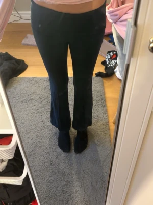 Svarta bootcut leggings från 157 - Säljer ett par svarta leggings från lager157 i storlek M. De har bootcut-modell med utsvängda ben och låg midja. Materialet är stretchigt och mjukt, perfekt för dig som gillar yogapants! Går att vika ner kanten på byxorna, säljer pga dom bara ligger i min garderob och dom är för korta för mig💕