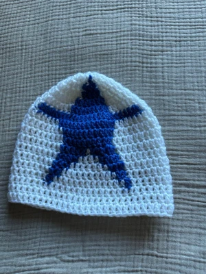 Virkad mössa - Egentillverkad virkad mössa i vitt och blått garn. Tvättas i 30 grader