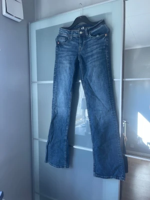 Populär jeans från hm - Super fina jeans från hm med fickor,storlek 32