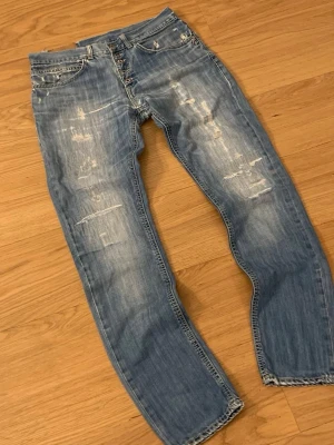 DonDup jeans Raw Demin  - Säljer ett par riktigt snygga archive dondup jeans i passformen straight/slim, den är väldigt populär (man ser den överallt). Skicket är 7/10, kolla sista bild. Storleken är 32. Priset är 699kr, kan sänkas.