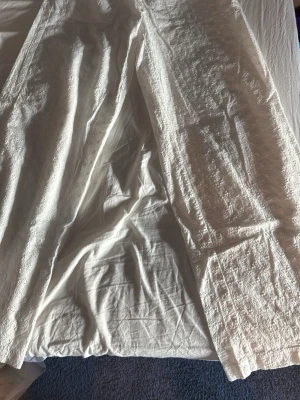 Vita broderade linnebyxor FBSister - Säljer ett par vita linnebyxor från FSister med broderade detaljer och elastisk midja. 